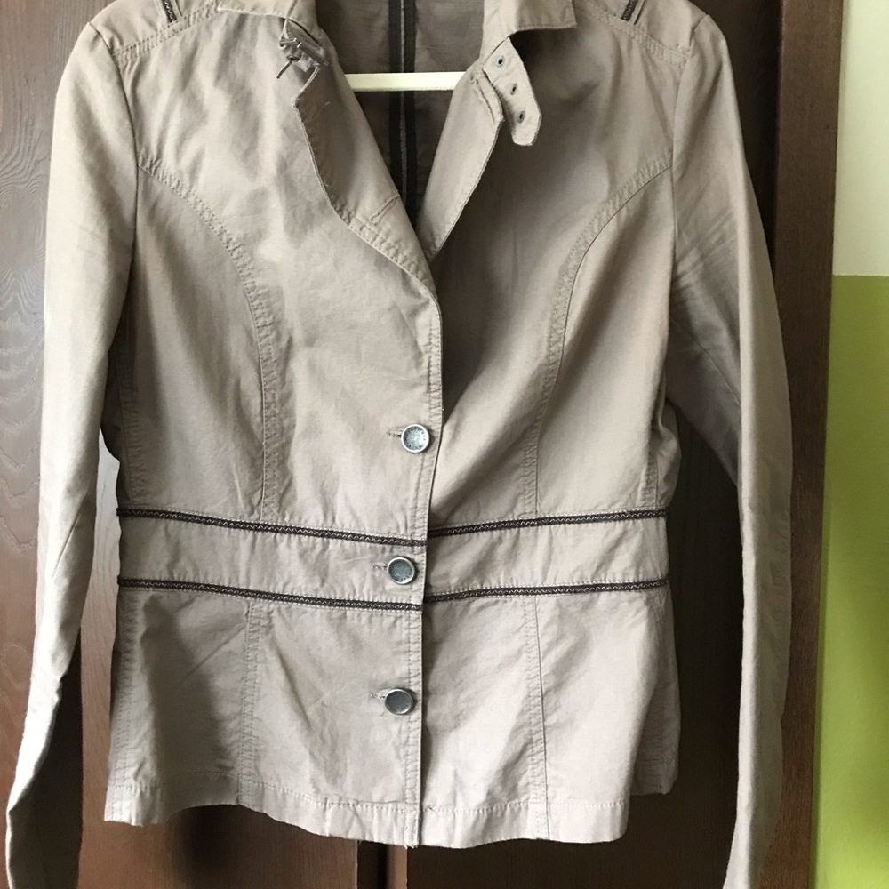 Suit - Picture 4 of 8